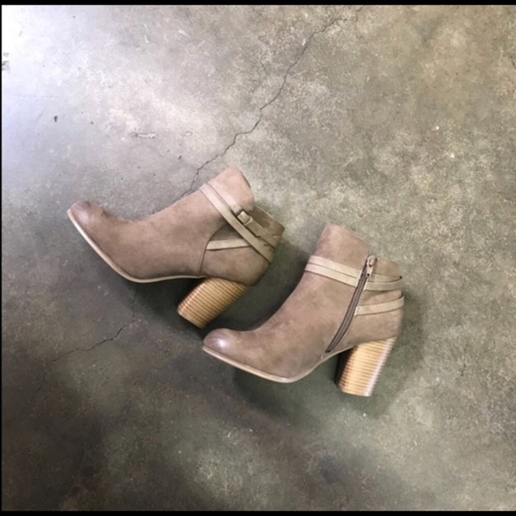 Belt wrap ankle Bootie - Picture 6 of 6